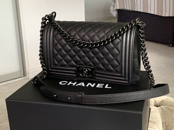 Thực tế, không phải chỉ Hermes mới giải phóng hàng tồn bằng cách đốt bỏ. Chanel, Vuitton, Dior và Prada cũng đều đang làm vậy. Bởi “cho dù là một thương hiệu hàng xa xỉ hấp dẫn, họ cũng không thể bán được mọi sản phẩm.