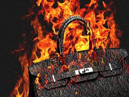 Với thương hiệu xa xỉ Hermes, khoảng 10 trong số 10.000 nhân viên của hãng được đưa tới trước một lò đốt rác tại Saint-Ouen, Seine-Saint-Denis, ngoại ô phía Bắc Paris để chứng kiến những sản phẩm Hermes được tiêu hủy hoàn toàn.