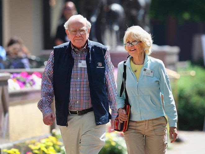 Tỷ phú Warren Buffett từng nói: “Lần đầu tư quan trọng nhất trong cuộc đời tôi không phải là mua loại cổ phiếu nào, mà là chọn người bạn đời của mình”.