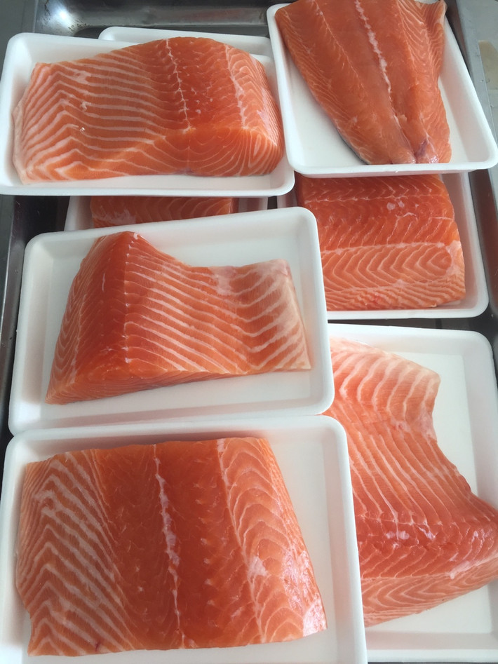Cá hồi vốn được xem là "món ăn nhà giàu" khi có giá dao động từ vài trăm đến gần triệu đồng/kg (tùy loại). Ảnh: Facebook.