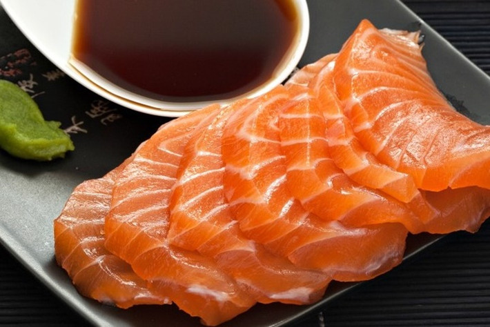 Ngược lại thì những con cá hồi đã để tủ đông lâu ngày thì mang sẽ có màu thâm đen, không dính chặt với hoa khế và sẽ có nhiều nhớt. Ảnh: Internet