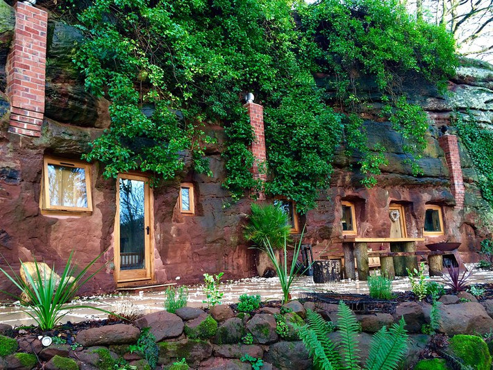 The Rockhouse Retreat, Worcester (Anh) là ngôi nhà điêu khắc bằng tay từ đá sa thạch 800 năm tuổi.