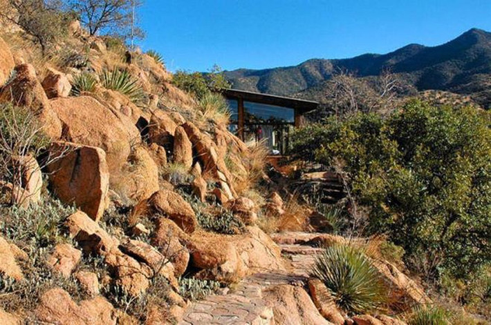 Nhìn từ bên ngoài, căn nhà Chulo Canyon ở Brisbee (Arizona, Mỹ) giống như một cabin nhỏ nhưng bên trong là không gian rộng 538m2 được xây dựng vào sâu bên trong sườn núi.