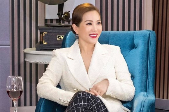 Mới đây, trong chương trình Chuyện Cuối Tuần, Hoa hậu Thu Hoài tiết lộ doanh thu từ những cơ sở kinh doanh mỗi tháng "cỡ tầm 10 tỷ đồng đổ lại".