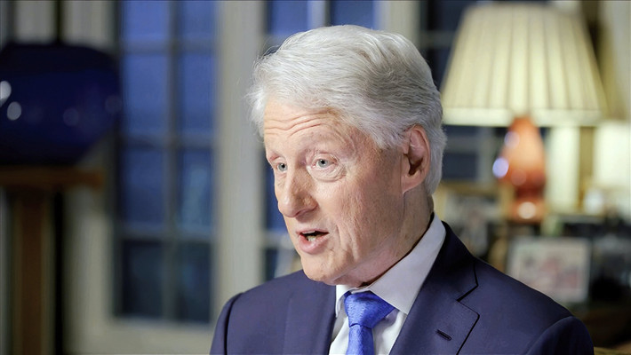 Tờ Washington Post đưa tin, năm 2016, cựu Tổng thống Bill Clinton từng kiếm được 18 triệu USD khi làm hiệu trưởng danh dự cho một trường học. Ảnh: Variety