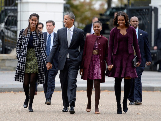Theo Financial Times, năm 2017, ông Obama và phu nhân Michelle Obama từng ký một thỏa thuận phát hành sách với nhà xuất bản Penguin Random House với giá trị 60 triệu USD. Ảnh: Reuters