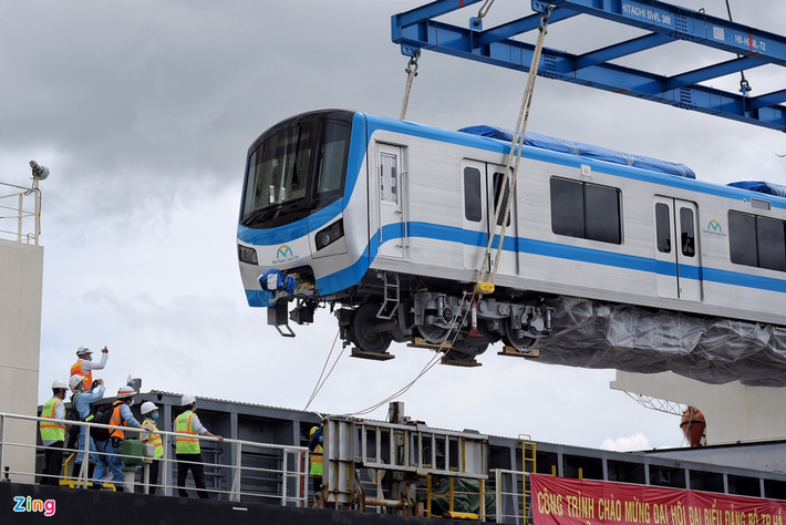 Toa tàu đầu tiên được đưa ra khỏi khoang hàng.