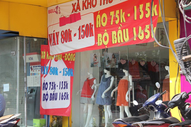 Lý do là có những sản phẩm nhập về đã được cửa hàng nâng giá lên tới 2-3 lần so với giá gốc. Do đó, nếu cửa hàng có ghi biển giảm giá 50% hoặc giảm sâu hơn nữa thì vẫn có lãi.