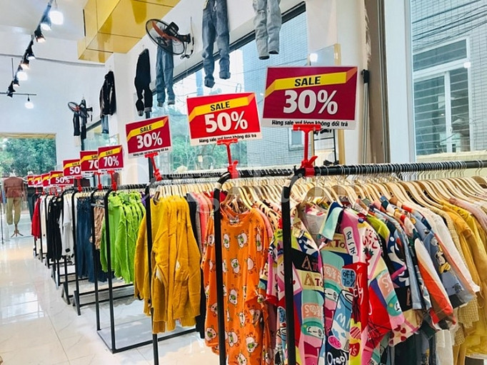 Thậm chí, nhiều cửa hàng giảm mạnh từ 30% - 50% - 80% hay mua 1 tặng 1.
