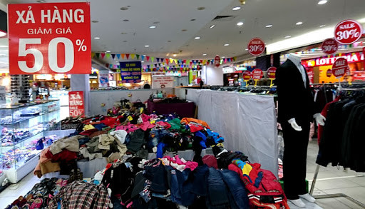 Trên thực tế, khi muốn hạ giá 50% trở lên toàn bộ sản phẩm trong cửa hàng, nhân viên phải dọn sạch hàng mới ra và đưa thêm đồ cũ vào.