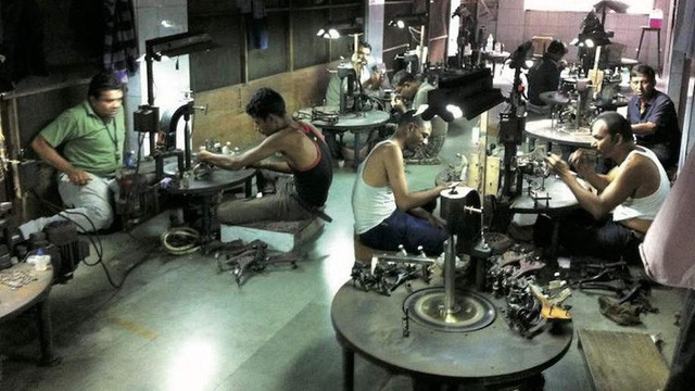 Sau khi được đánh bóng, những viên đá sẽ được gửi tới một người phân phối. Mỗi người phân phối ở đây đều đã phân phối số kim cương trị giá ít nhất 1 triệu USD (hơn 23 tỷ đồng).