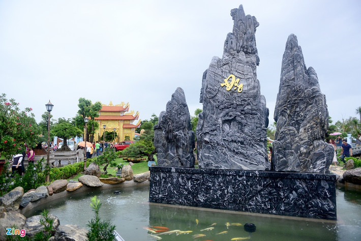 Ngoài các phân khu lớn như nhà thờ chính, nhà thợ phụ, nhà nghỉ cho người thăm viếng ở lại qua đêm thì khuôn viên khu nhà thờ Tổ được trang trí rất nhiều tiểu cảnh, cây cảnh tạo nên vẻ đẹp thoáng đãng, yên bình. Ảnh: Zing.