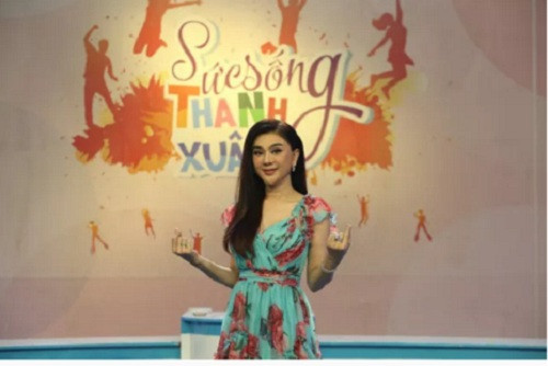 Trong chương trình “Sức sống thanh xuân” lên sóng 20h thứ Sáu, 09/10 trên kênh HTV7, ca sĩ chuyển giới Lâm Khánh Chi tiết lộ, không phải đến thời điểm cô bắt đầu đi hát và kinh doanh thì mới có “của ăn của để” mà nữ ca sĩ là trường hợp “con nhà người ta” điển hình, có điều kiện từ nhỏ. Ảnh: Tiền phong.