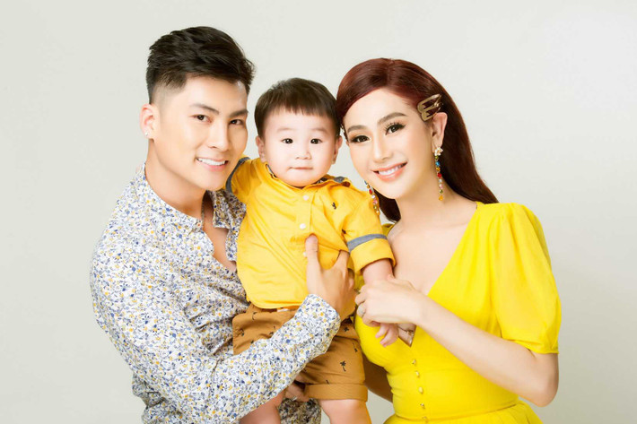 Ngoài ca hát, Lâm Khánh Chi còn có thu nhập khác đến từ việc kinh doanh, cô cũng thường xuyên livestream bán hàng, giao lưu với các fan. Ảnh: Internet.