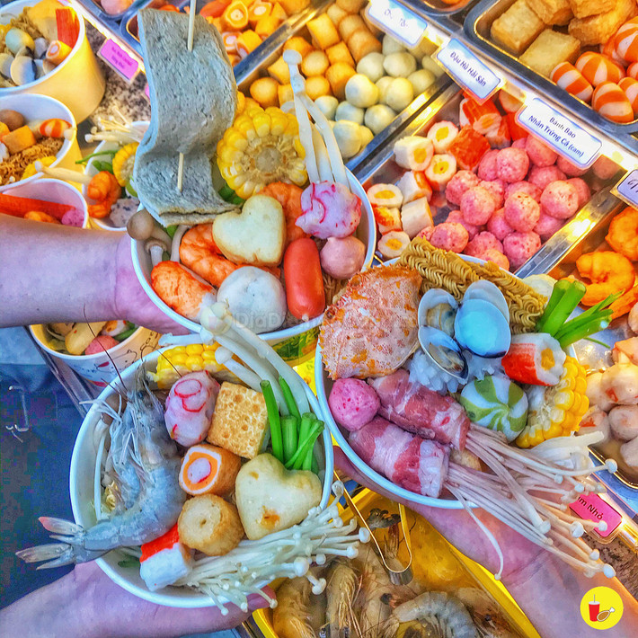 Những ngày gần đây, giới trẻ đang phát cuồng với trào lưu lẩu ly (hay lẩu cốc) đầy đủ các loại thực phẩm từ rau, thịt đến hải sản...