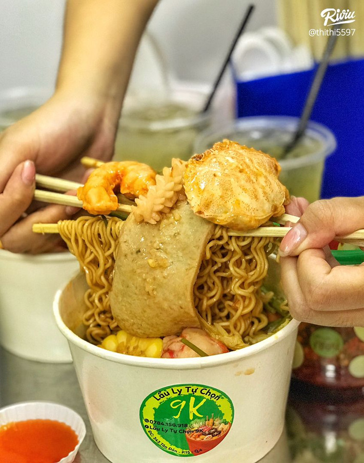 Khánh Hồng - sinh viên một trường đại học ở Hà Nội cho biết, lẩu cốc mới xuất hiện ở miền Bắc và khi thời tiết chớm lạnh thì "lên ngôi". Hồng và mấy cô bạn thường đi ăn lẩu cốc vào cuối tuần.