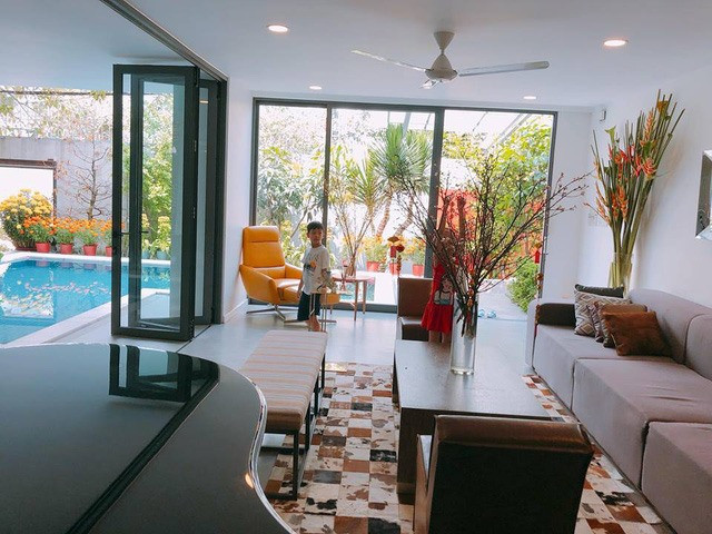 Trước đó, Hà Hồ và ba mẹ sống trong căn biệt thự đắt đỏ giá triệu đô ở TP HCM. Ảnh: Lao động.