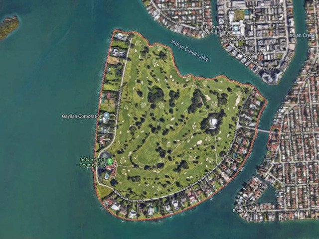 Ngôi làng Indian Creek nằm trên một hòn đảo tư nhân rộng 121 ha ở vịnh Biscayne (Miami, Florida, Mỹ) là nơi sinh sống của 42 cư dân cùng 35 ngôi nhà.