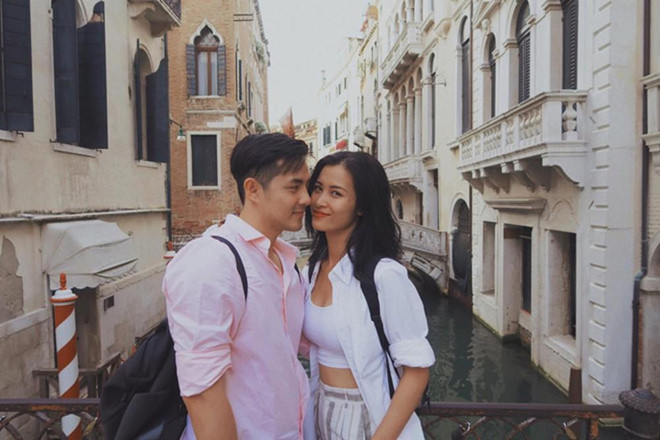 Đông Nhi từng tiết lộ, thu nhập trong 1 năm của mình và bạn trai có thể nuôi công ty với 40 nhân viên, xây nhà, mua xe hơi, làm thêm những dự án, nhóm nhạc...