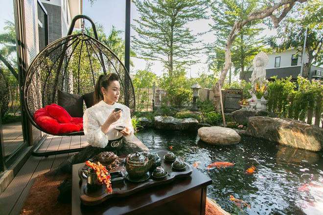 Nhờ đó, Nhật Kim Anh là một trong những nghệ sĩ sở hữu khối tài sản khủng, trong đó phải kể đến căn biệt thự hồ cá koi ở một khu đô thị cao cấp tại Bình Chánh (TP HCM). Ảnh: Vietnamnet.