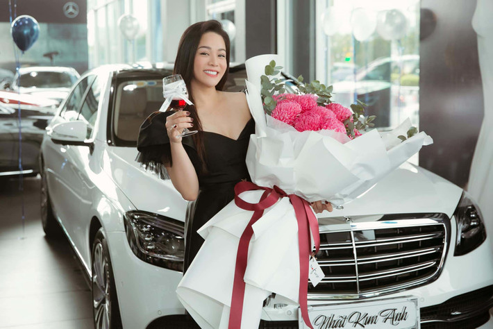 Ngoài bất động sản, Nhật Kim Anh cũng thường xuyên thay đổi xế hộp. Gần đây nhất, nữ diễn viên tậu xe của thương hiệu nổi tiếng giá khoảng 5 tỷ đồng. Ảnh: Vietnamnet.