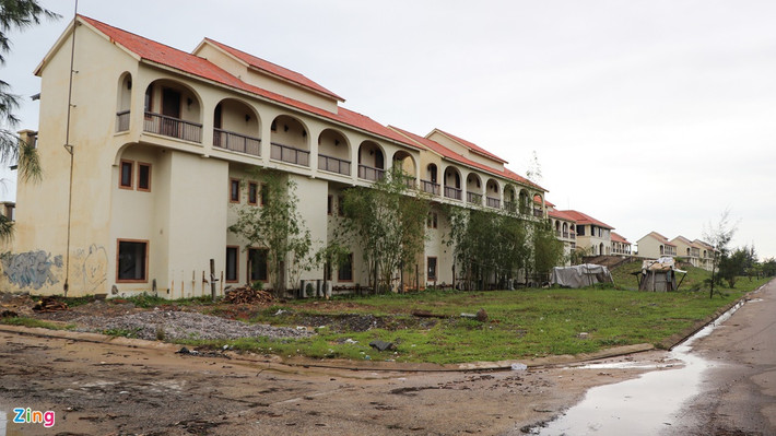 Nhiều resort hạng sang không người ở khiến cây cỏ mọc um tùm. Ảnh: Zing.