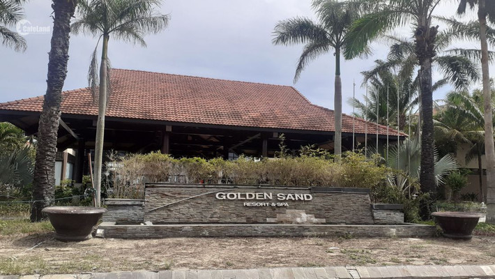 GoldenSand resort & Spa có mặt tiền biển bị sạt lở nghiêm trọng đã được kè cứng bảo vệ. Ảnh: Cafeland.