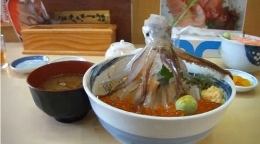 Món mỳ này có nguồn gốc từ nhà hàng sushi Ikkatei Tabiji ở thành phố Hokkaido, Nhật Bản và giá bán khoảng 500.000 đồng/bát.