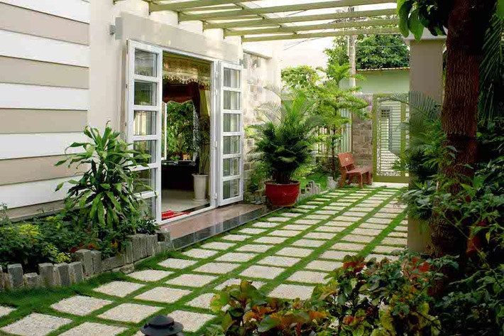 Trong phong thủy nhà ở, cửa chính không chỉ là một phần quan trọng trong ngôi nhà mà còn là điểm đón đầu những luồn khí tốt, giàu có đến gia chủ. Nếu cửa chính nhà bạn khó tìm hoặc khiến người ta bối rối không biết lối vào thì cơ hội đến với bạn cũng như vậy.