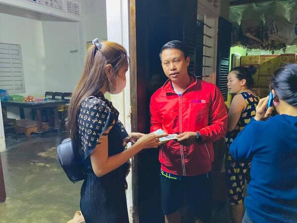 Mấy ngày nay, thông tin, hình ảnh Thủy Tiên kêu gọi quyên góp, đích thân cứu trợ người dân miền Trung đang nhận được sự quan tâm của công chúng.