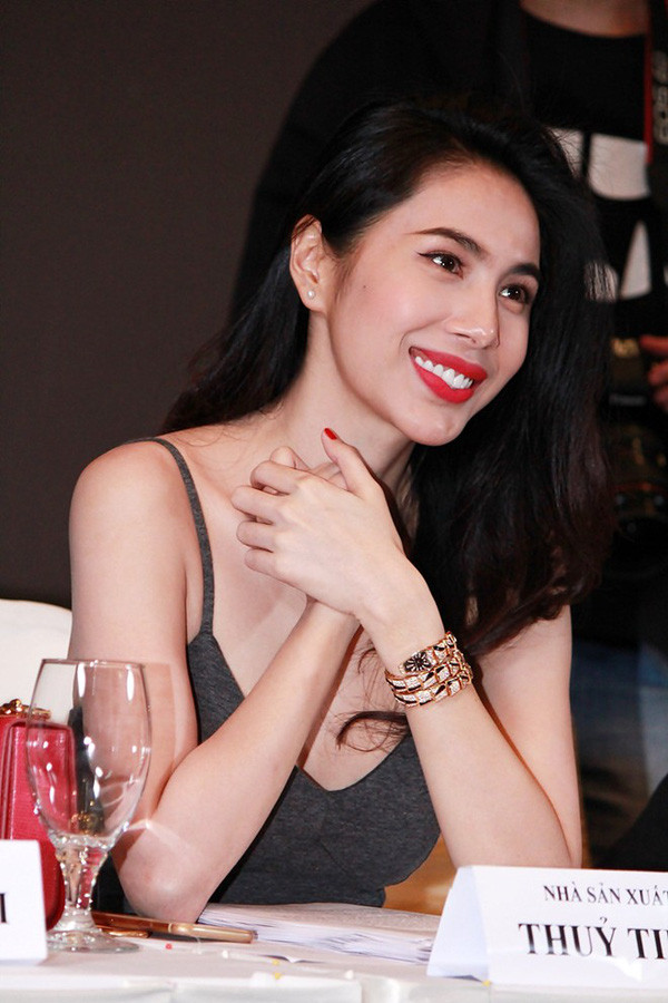 Xuất hiện trong một sự kiện, Thủy Tiên rạng rỡ với chiếc đồng hồ đính vàng và kim cương trị giá 2,7 tỷ đồng, túi 100 triệu đồng.