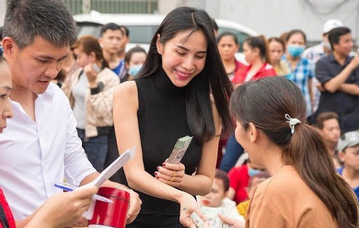 Bên cạnh đó, Thủy Tiên - Công Vinh cũng được khán giả yêu mến bởi những chuyến thiện nguyện ý nghĩa .