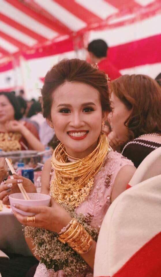 Cặp vợ chồng trẻ đeo trên người số vàng "khủng" khiến nhiều người không khỏi xuýt xoa ghen tị. Ảnh: Lao động.
