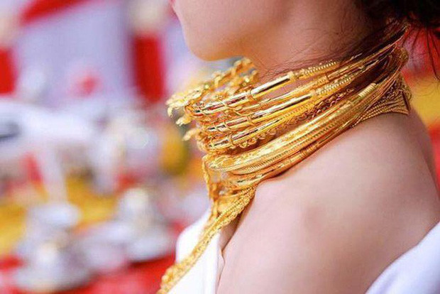 Cô dâu này còn được tặng cả vàng miếng trong ngày lên xe hoa về nhà chồng. Ảnh: Nhịp sống Việt.