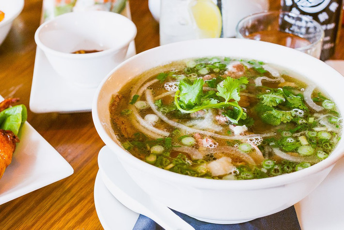 Rất nhiều cửa hàng tại Anh phục vụ món Phở Việt truyền thống. Tuy nhiên, giá bán của một tô Phở Việt tại Anh khá đắt khoảng 7GBP (tương đương 210.000 đồng). Ảnh: Internet.