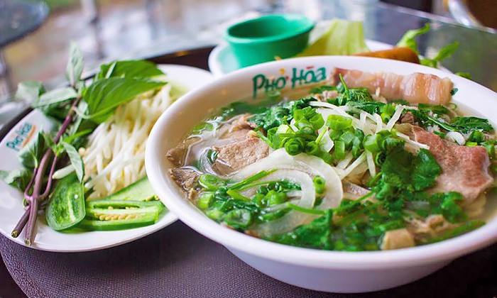Mỹ được coi là đất nước đầu tiên Phở Việt đặt chân đến. Các tiệm phở tại Mỹ cho phép thực khách lựa chọn bát to hoặc bát nhỏ tùy ý, với mức giá khác nhau, dao động từ 6-8 USD (125.000 đồng -170.000 đồng) cho tô nhỏ hay 9-10 USD (200.000 đồng - 220.000 đồng) cho tô lớn. Ảnh: Internet.