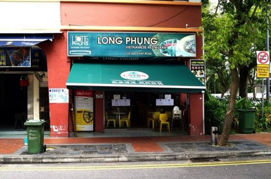 Tại Singapore, các quán phở Việt có mặt trên nhiều tuyến đường, thiên đường ẩm thực của quốc đảo sư tử như Ann Siang, Tanjong Pagar...Một địa chỉ được nhiều người yêu thích là Long Phụng, chuyên phục vụ các món ăn như bún thang, bún riêu, gỏi cuốn và phở. Ảnh: Internet.