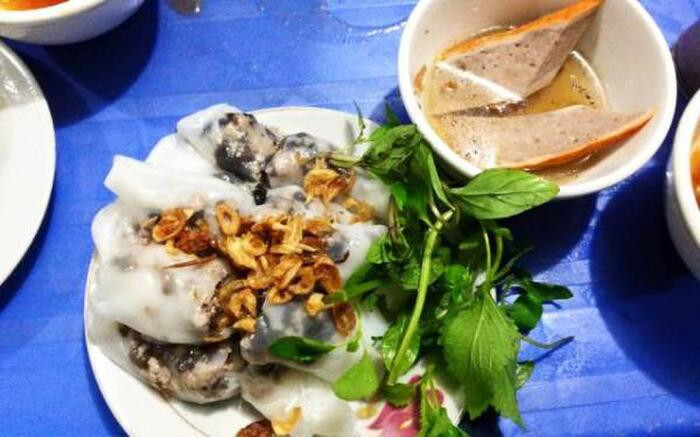 Bánh cuốn Nguyễn Bỉnh Khiêm còn được biết đến với cái tên bánh cuốn xếp hàng bởi hàng này đông khách quá nên đành phát số cho biết ai đến trước, ai đến sau. Ảnh: Foody.