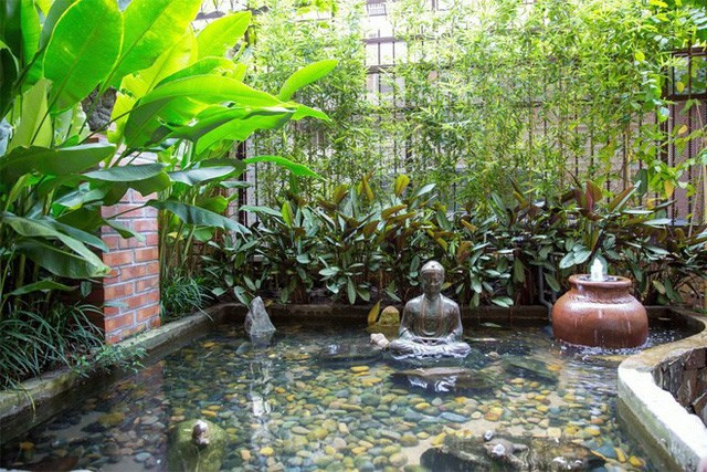 Đặc biệt, trong nhà còn có sân vườn nhỏ với hồ nước trong vắt được tô điểm thêm tượng và cây cảnh. Ảnh: GDTĐ.