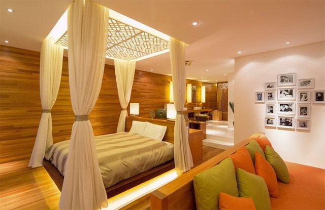 Phòng ngủ thoáng rộng, được thiết kết với chất liệu bằng gỗ, vải, màn và đèn trang trí. Ảnh: Lao động.