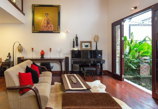 Bên ngoài căn biệt thự được bao quanh bởi một bãi cỏ xanh mát tạo cảm giác thoải mái, thoáng đãng rất dễ chịu. Ảnh: GDTĐ.