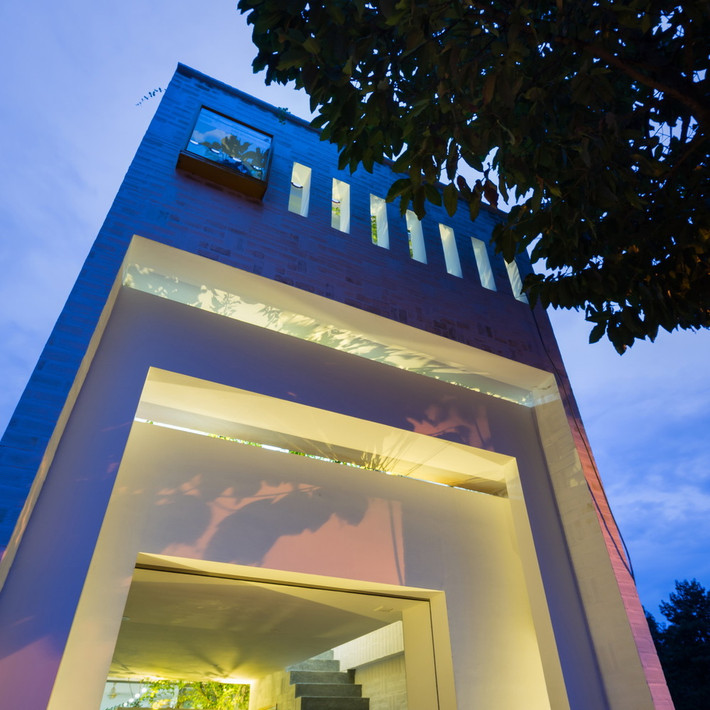 Cần Thơ House là ngôi nhà được thiết kế dành tặng cho cặp vợ chồng trẻ. Người chồng sinh ra và lớn lên ở Hà Nội còn vợ lại ở miền Tây Nam Bộ. Bởi vậy, cuộc sống và sinh hoạt của gia đình là sự hòa trộn của hai nền văn hóa Bắc – Nam rất khác biệt và nhiều điều thú vị.