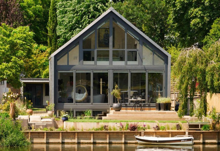 Ngôi nhà nổi “Amphibious House” do Baca Architects thiết kế có thể dâng cao theo mực nước mỗi lần ngập lụt. Ảnh: Baca Architects