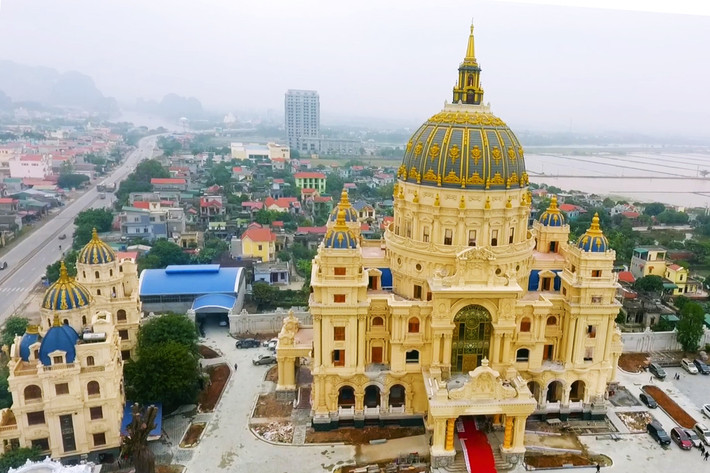 Lâu đài khởi công xây dựng từ năm 2016, lấy ý tưởng từ Nhà thờ Thánh Peter và những công trình ở Vatican (Italy) kết hợp với một số chi tiết thuần Việt. Ảnh: Người đưa tin.
