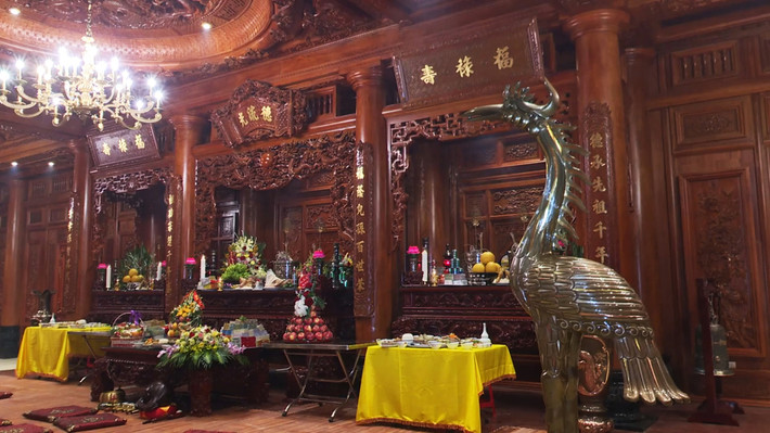 Trần, cột, kèo, gian thờ... được làm hoàn toàn bằng gỗ gõ đỏ có tổng giá trị khoảng 100 tỷ đồng. Ảnh: Người đưa tin.