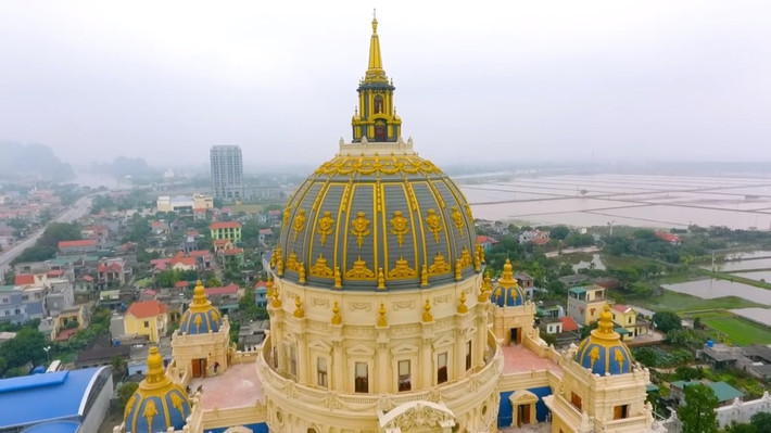Mái vòm trên cùng với nhiều chi tiết phức tạp là điểm nhấn nổi bật. Ảnh: Người đưa tin.