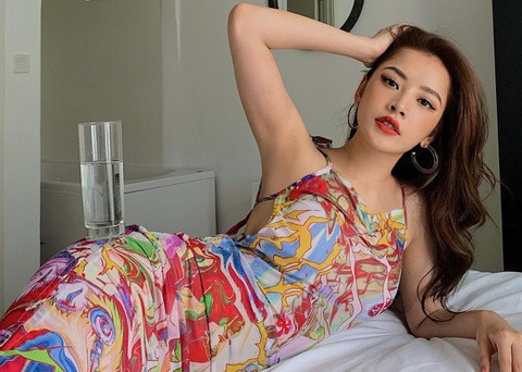 Chi Pu được nhiều người biết đến là hot girl đa tài. Sở hữu gương mặt xinh xắn cùng thần thái tự tin, Chi Pu là người mẫu ảnh có tiếng từ ngày còn đi học. Sau đó, cô nàng lấn sân sang lĩnh vực diễn xuất, ca hát và gặt hái được nhiều thành công. Ảnh: Zing.