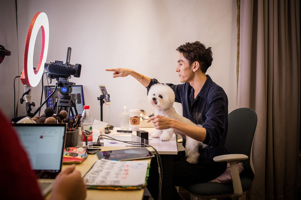 Công việc streamer đang ngày càng được mở rộng hơn khi chỉ ngồi một chỗ mà hàng tháng tiền vẫn đổ về tài khoản đều đều.