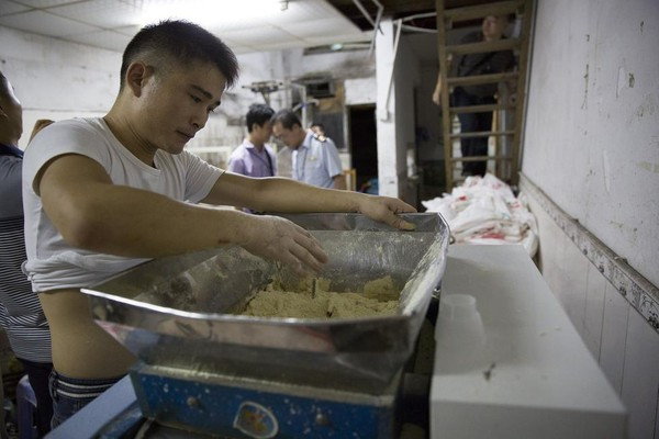 Ghi nhận của các phóng viên Netease cho thấy, mỗi đêm, nhà xưởng này có thể sản xuất tới 2 tấn mỳ gạo cung cấp chủ yếu cho các xí nghiệp trong khu công nghiệp điện tử Nam Sơn, thành phố Thâm Quyến.