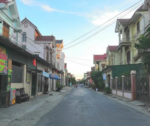 Không chỉ xây biệt thự, người dân còn mua sắm xe máy, ô tô,... quê nghèo Đô Thành bỗng sầm uất, náo nhiệt thành " làng tỷ phú". Ảnh: Vietnamnet.